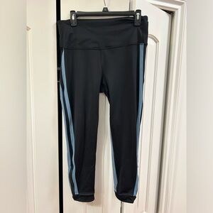 Black and Blue LuLulemon 3/4 length leggings